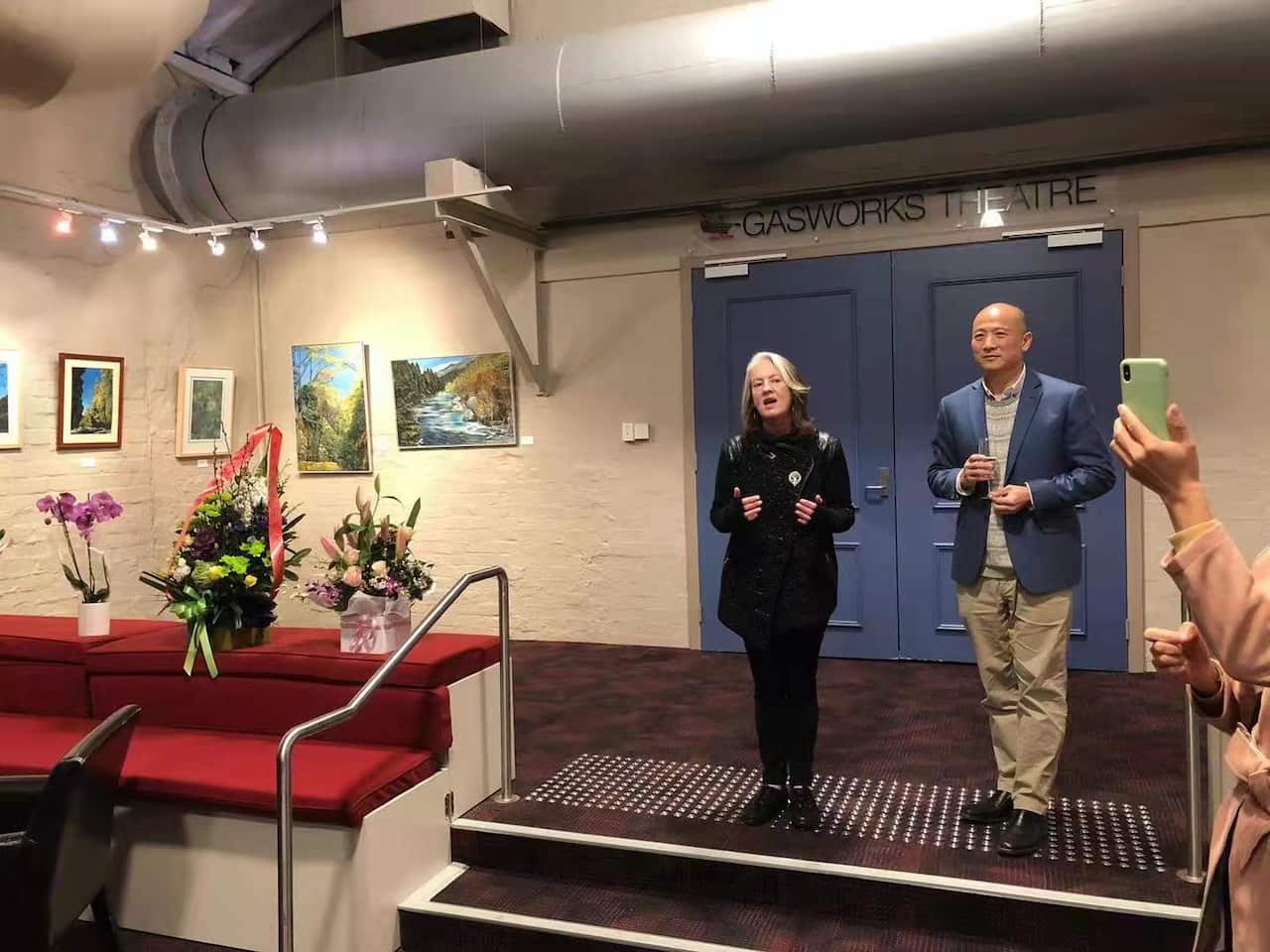 Mike(右）举办个人画展