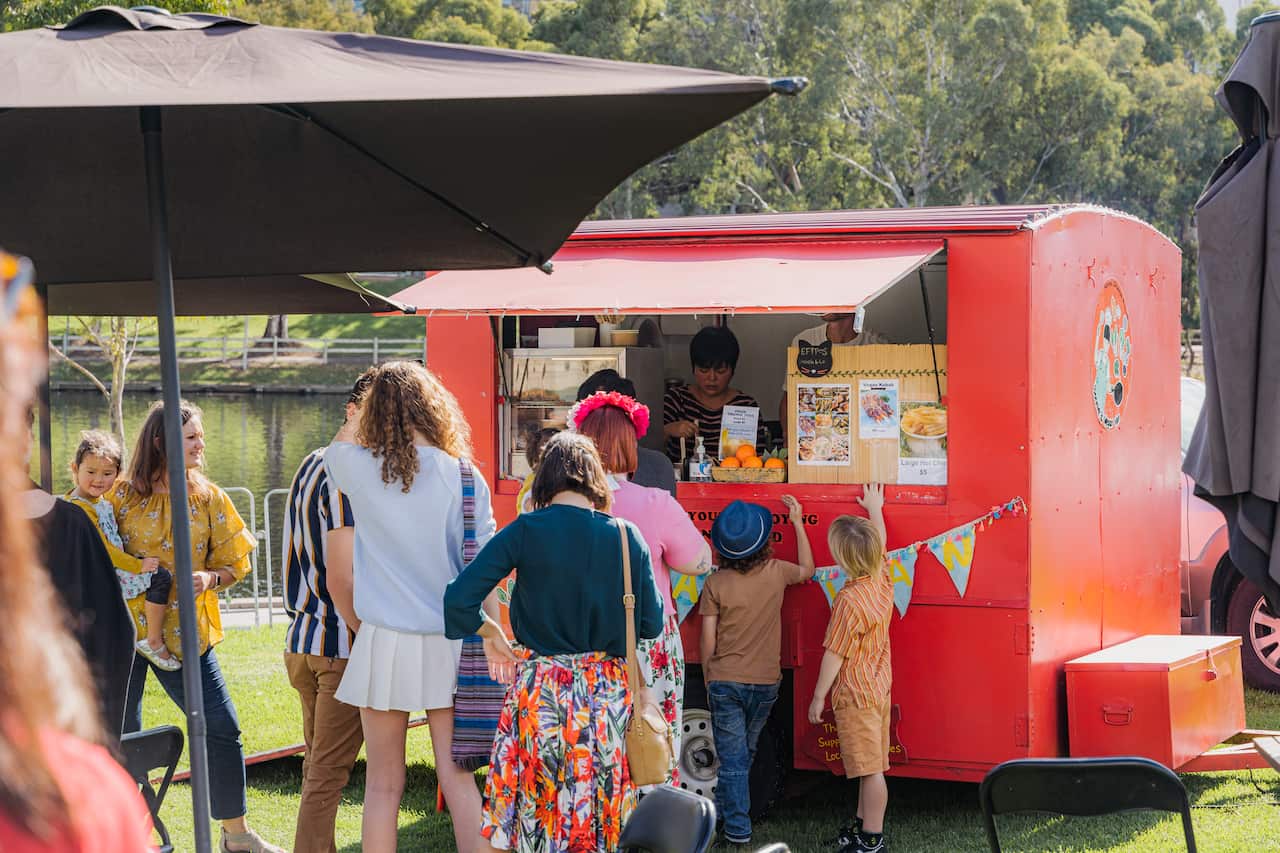 波妞和黑米经营的餐车前排起长龙