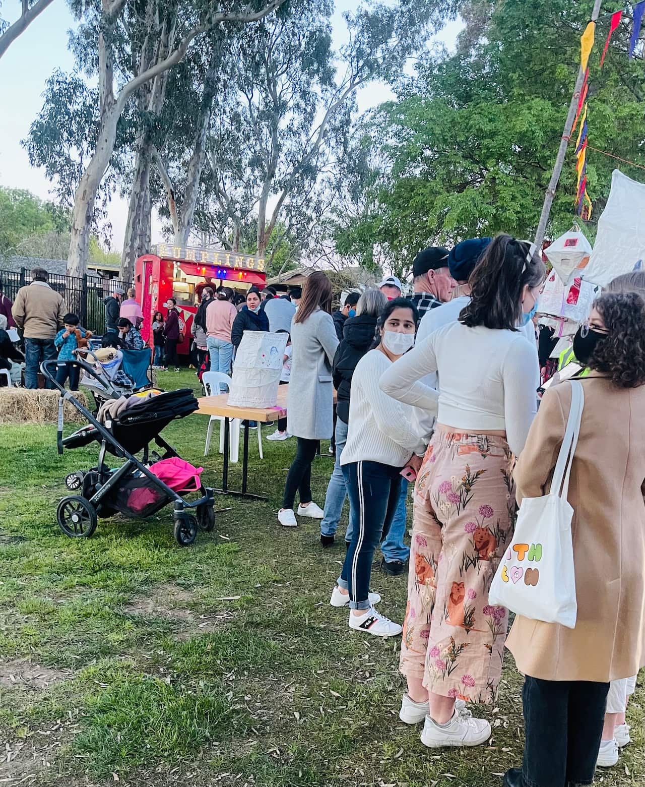 波妞和黑米经营的餐车前排起长龙