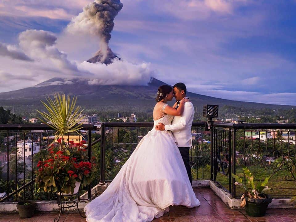 Couple got married while a volcano erupted