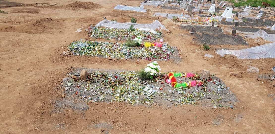 پيښور بريد کې د وژل شوو کسانو قبرونه