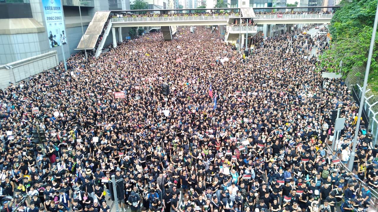 遊行人士大舉上街,要求特首林鄭月娥下台。