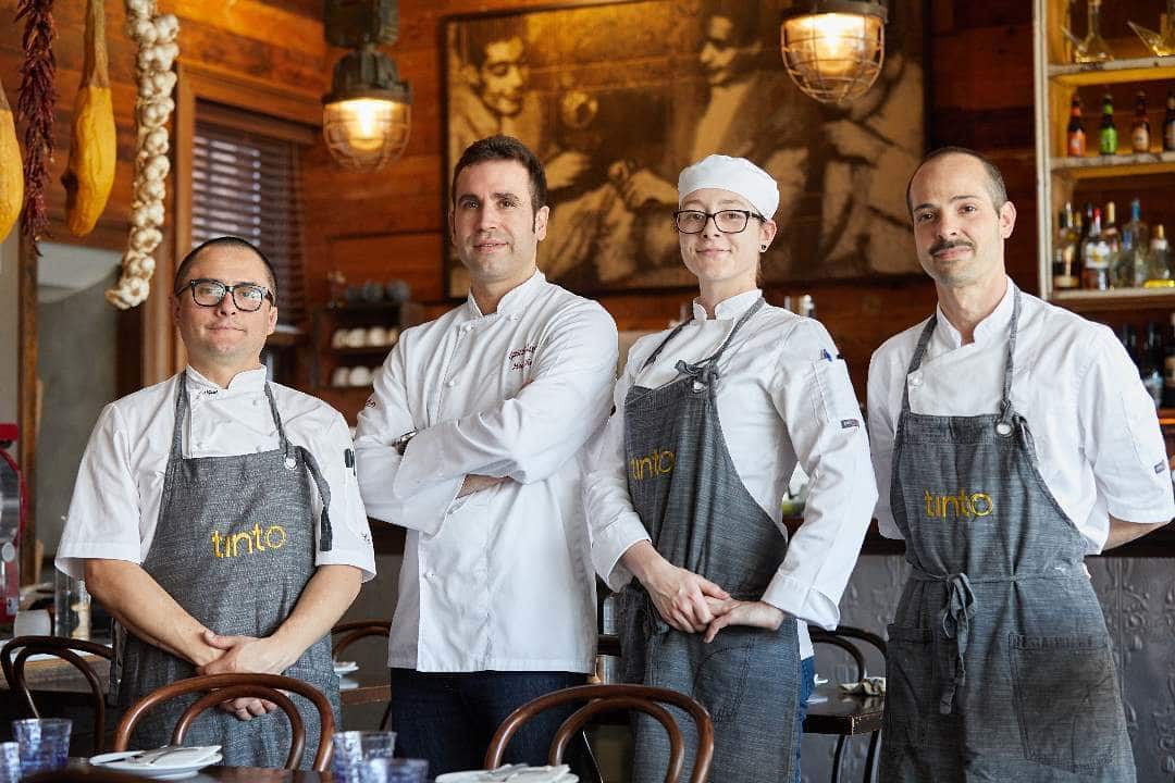 Chef Nacho Castells con su equipo de cocina de El Tinto