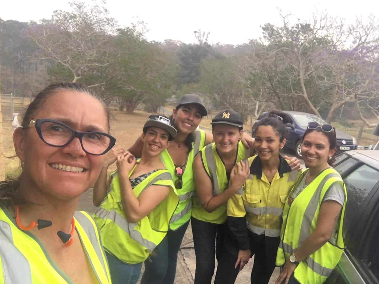 O grupo de mulheres lideradas pela professora Flavia Teixeira, do TAFE: 400 metros de cerca instaladas em um só dia, mesmo sem experiência em cercas rurais.
