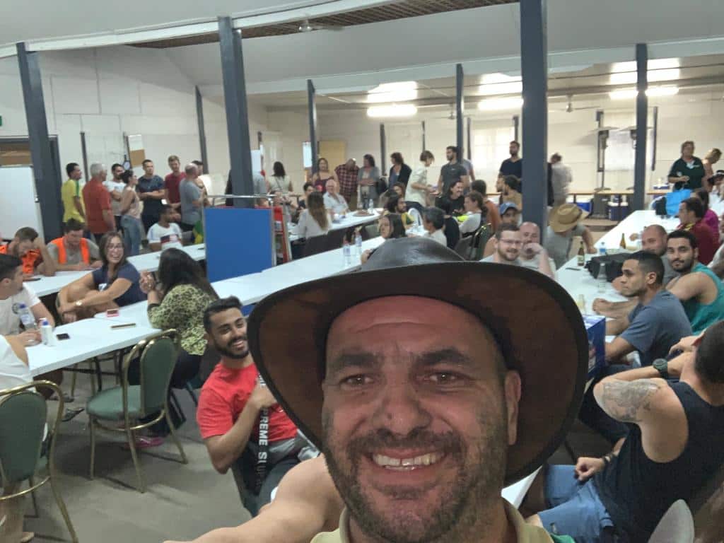 O acampamento: teve até arroz de carreteiro improvisado para os voluntários, moradores locais e os integrantes da ONG BlazeAid.