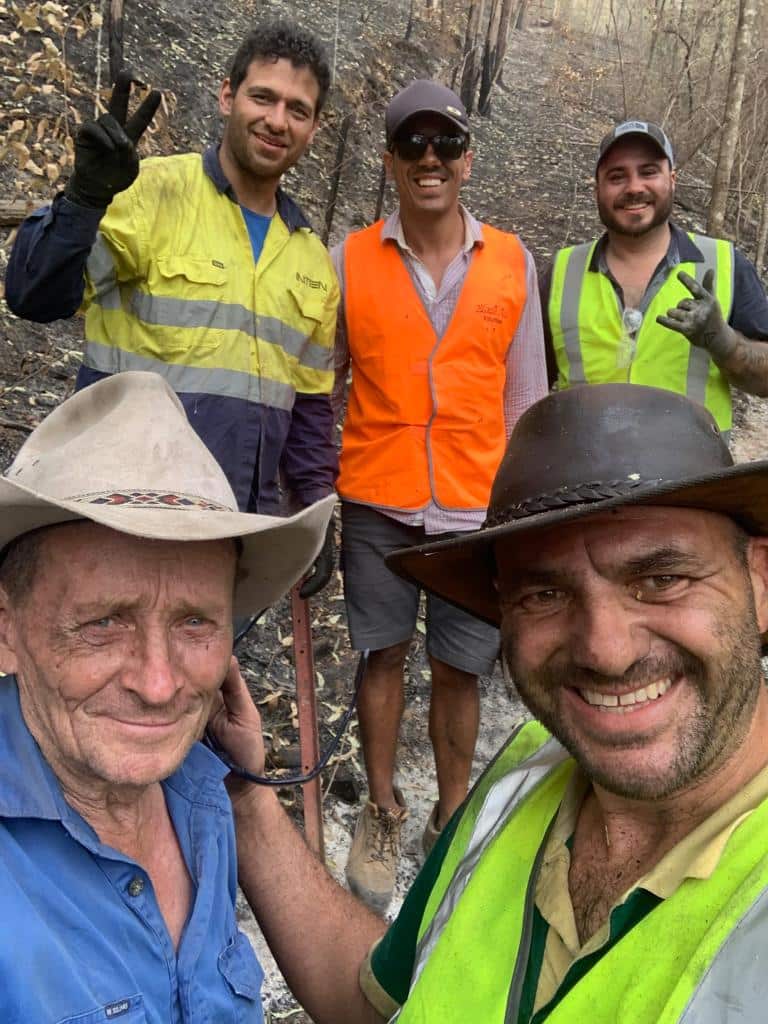 A equipe de apoio brasileira e um fazendeiro local. Fabricio Festugato é o da direita, embaixo, com o chapéu de seu falecido pai.