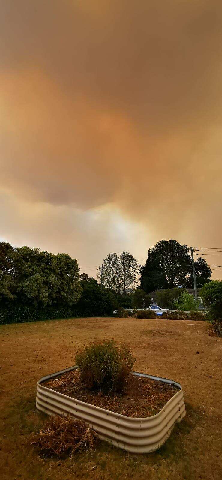Tourist towns Bowral and Moss Vale sandwiched between major fires