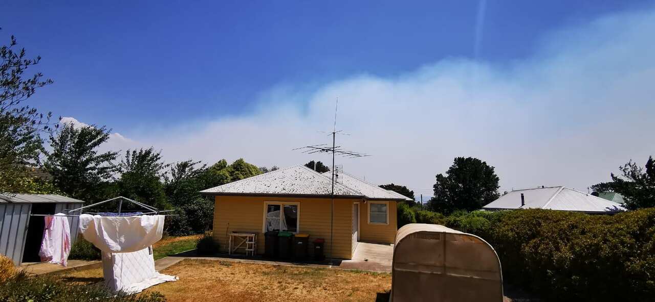 Tourist towns Bowral and Moss Vale sandwiched between major fires