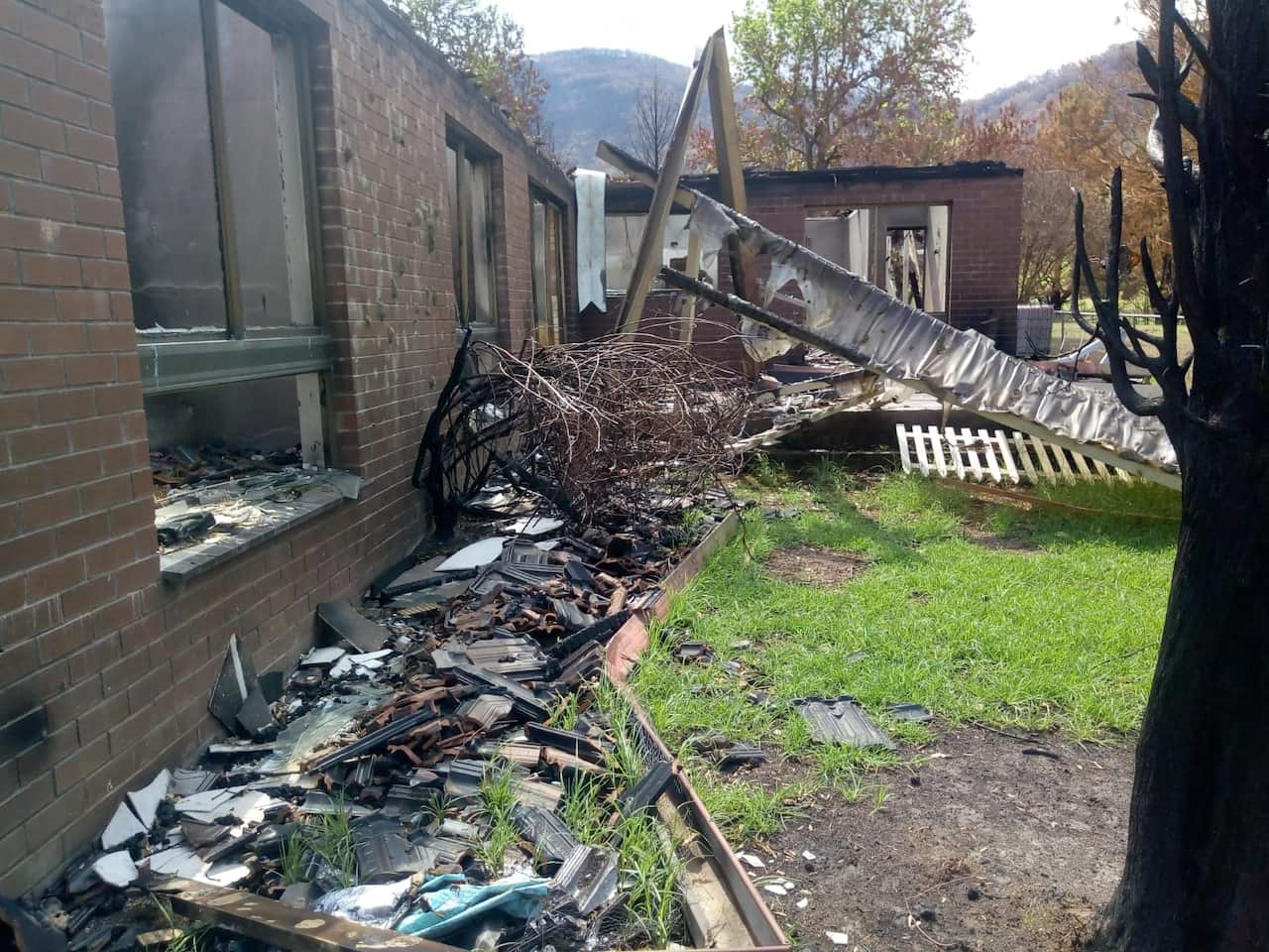 En segundos, la casa de la hermana de Andrés quedó reducida a cenizas.