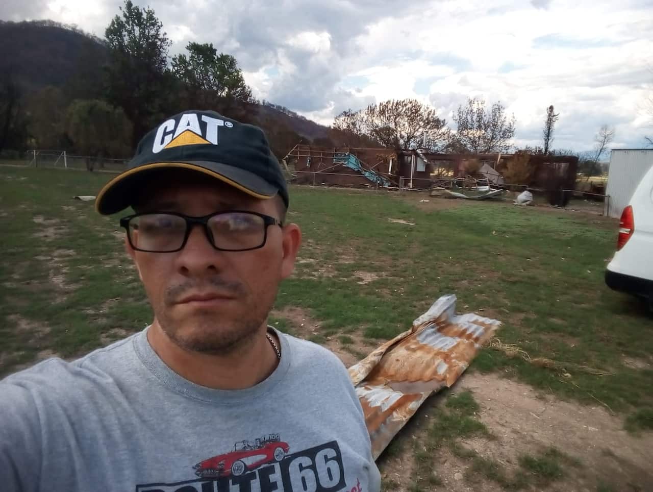 Al día siguiente Andrés y su familia volvieron a la casa a buscar al cachorro que se había extraviado cuando huyeron de las llamas.