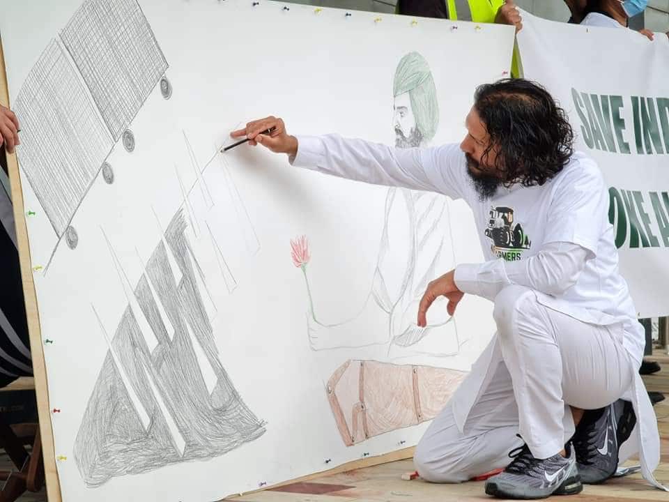 Raji Muassavar making a painting at Federation Square, Melbourne.