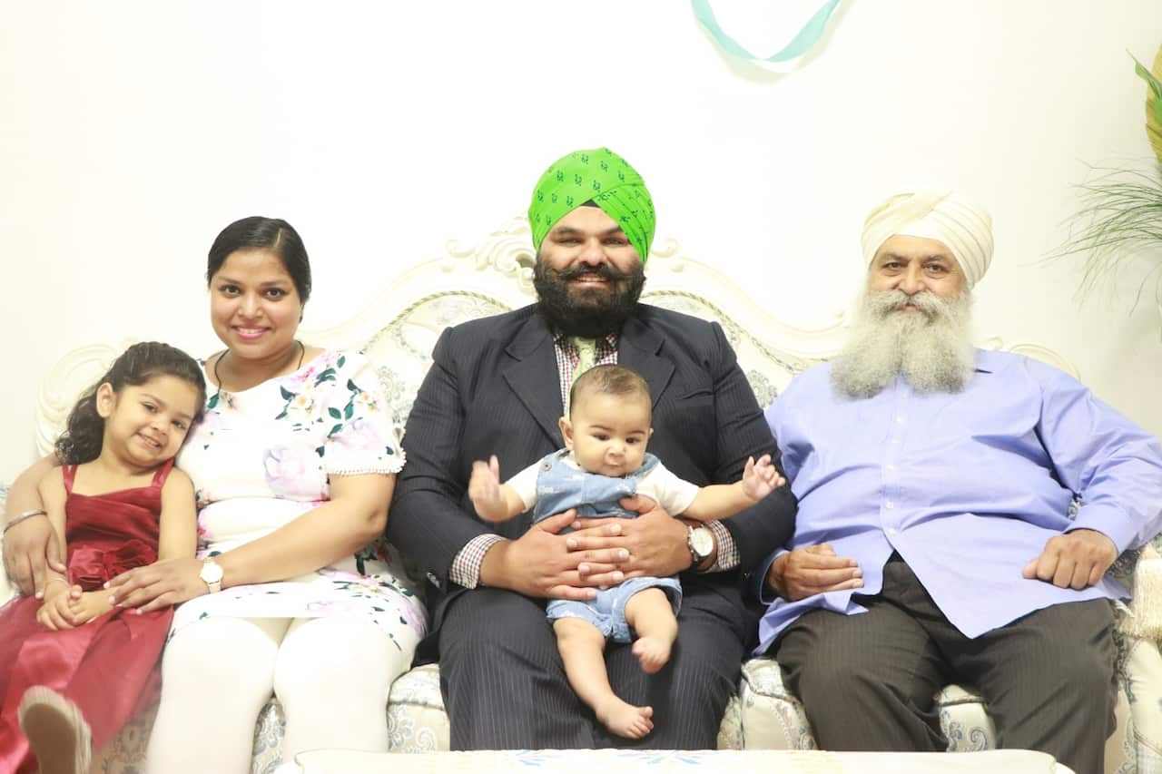  Kuldeep Singh Chadha (Right) with son Karandeep Singh, daughter-in-law Amandeep Kaur and grandchildren Tavleen Kaur and Upjeet Singh.