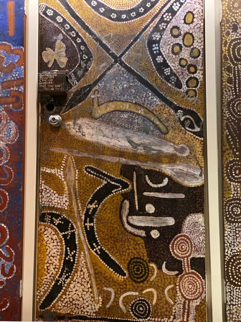 Las puertas de las escuelas de Yuendemu: del activismo al arte