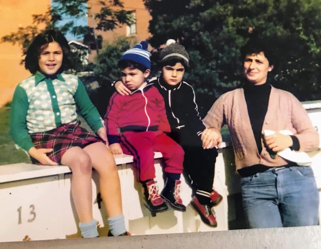 Alma Luz Dapueto y sus tres hijos