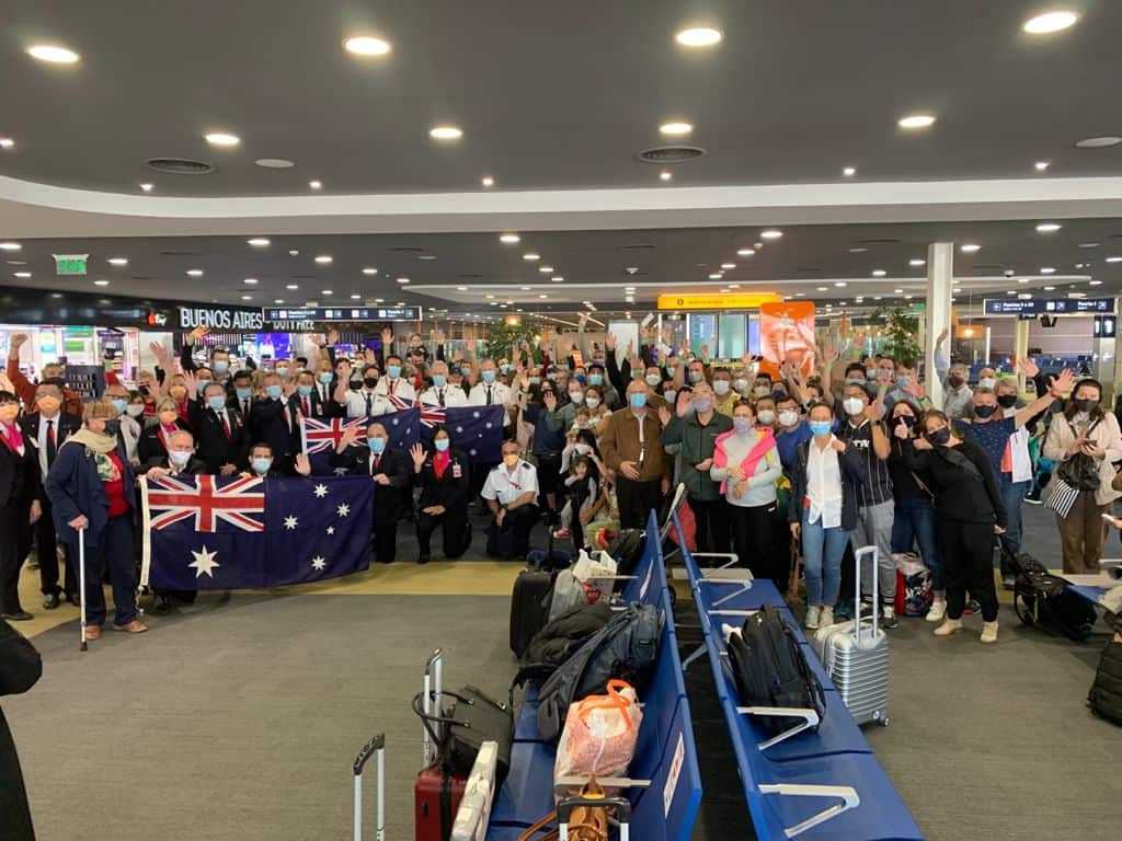 El grupo de repatriados posa en el aeropuerto de Buenos Aires, antes de embarcar a su vuelo con destino a Darwin