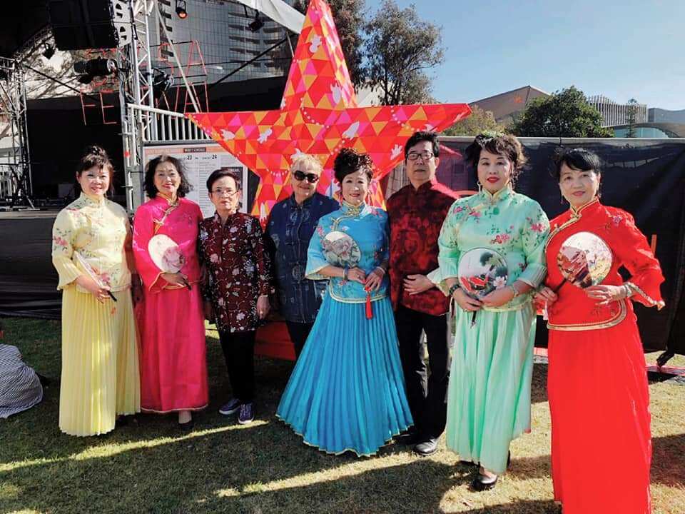 在沒有專業老師的指導下，葉蕙霞是從多聽和模仿開始