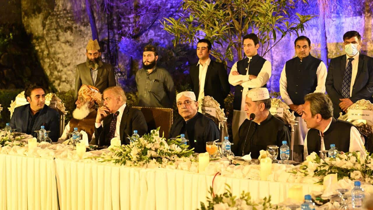 Imran challenges media, opposition, economists to debate economy’s ‘upward trend.