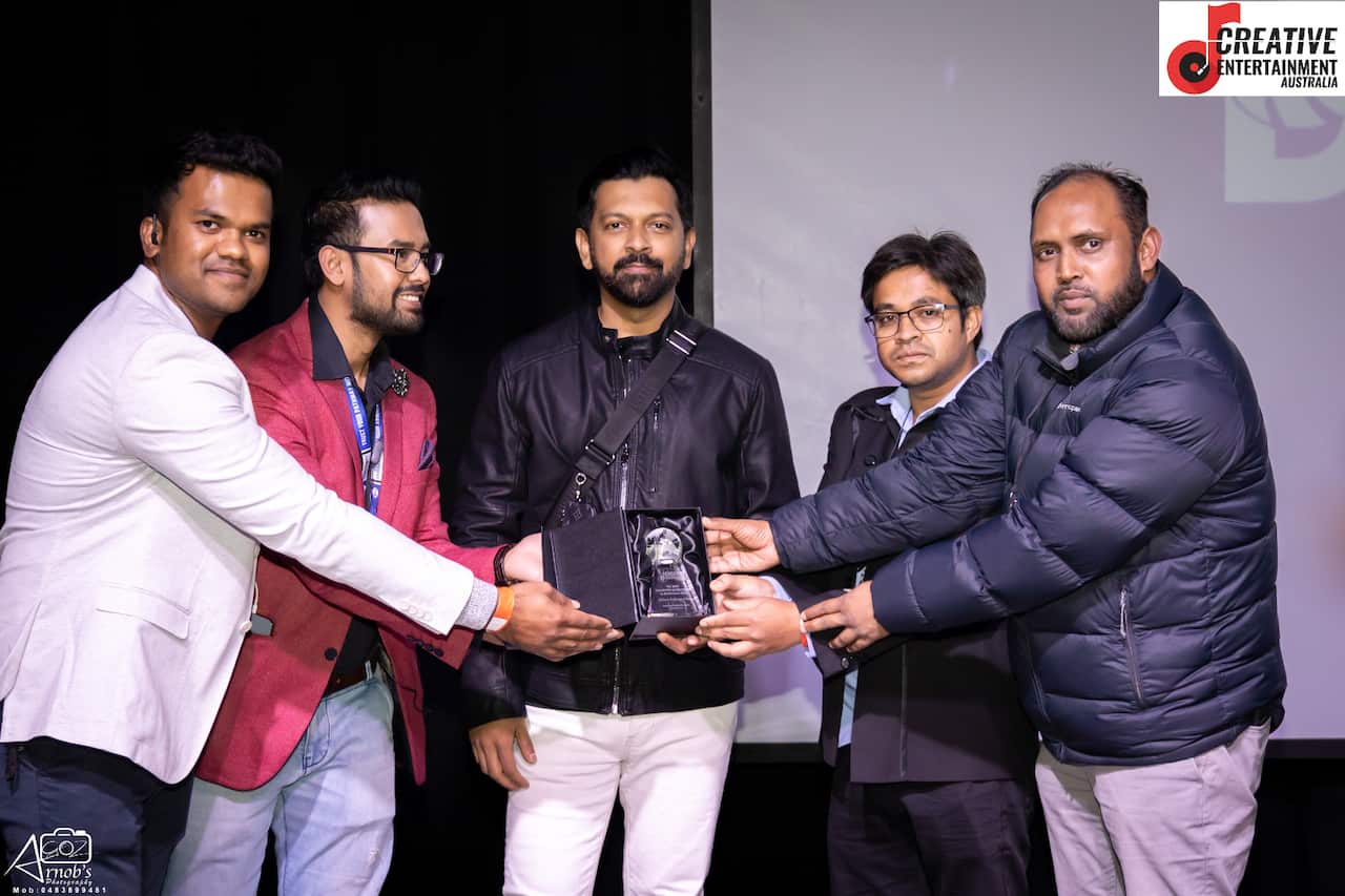 মেলবোর্নের ক্রিয়েটিভ এন্টারটেইনমেন্টের আয়োজকদের কাছ থেকে সম্মাননা নিচ্ছেন শিল্পী তাহসান খান।  