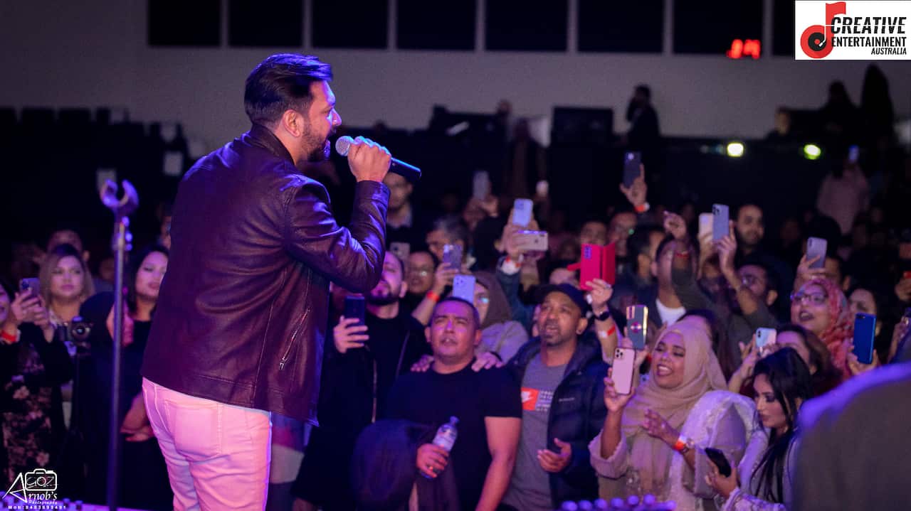 মেলবোর্নের ক্রিয়েটিভ এন্টারটেইনমেন্টের 'অলব্রাইট প্রেজেন্টস আ রোমান্টিক নাইট উইথ তাহসান খান’ শীর্ষক অনুষ্ঠানে দর্শকদের সাথে শিল্পী। 