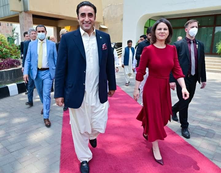 The foreign minister will perform official and political affairs from his residence during quarantine.