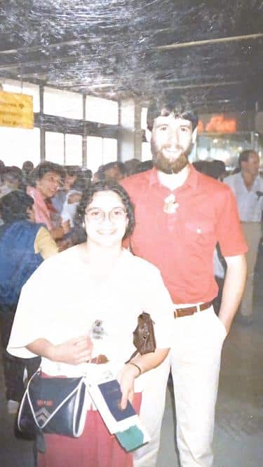 Maritza on Chris (su esposo) esperando un vuelo hacia Chile en 1986 con la meta de aprender sobre la supervivencia bajo el régimen de Pinochet.