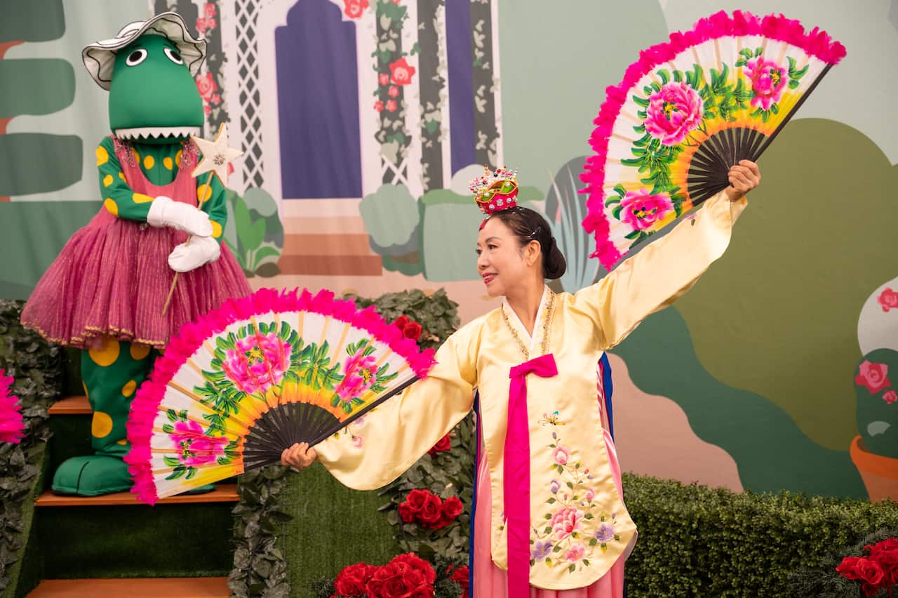 Korean fan dacning with the Wiggles