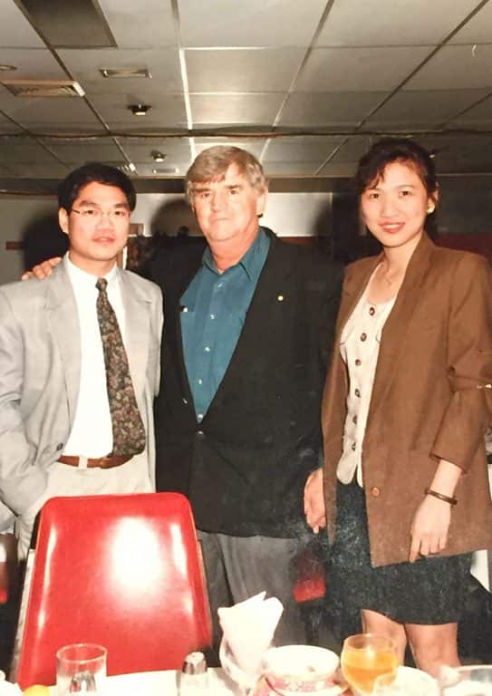 Dr Trinh and GP Dr Cathy Tran pictured with Prf Fred Hollow at the fundraising night in 1990.