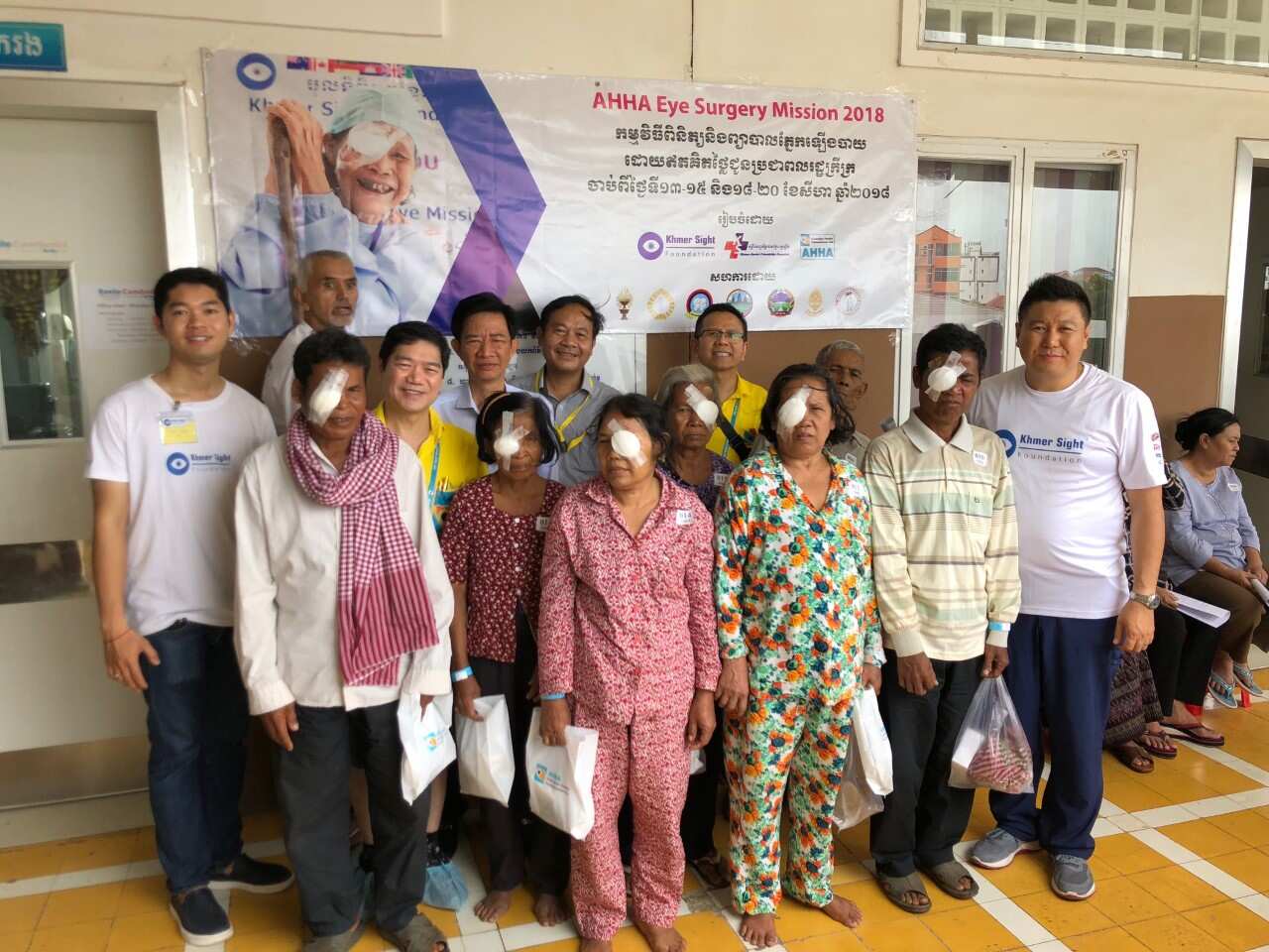 Bs William Trịnh và các bệnh nhân nghèo ở Campuchia mổ mắt trong chương trình của AHHA