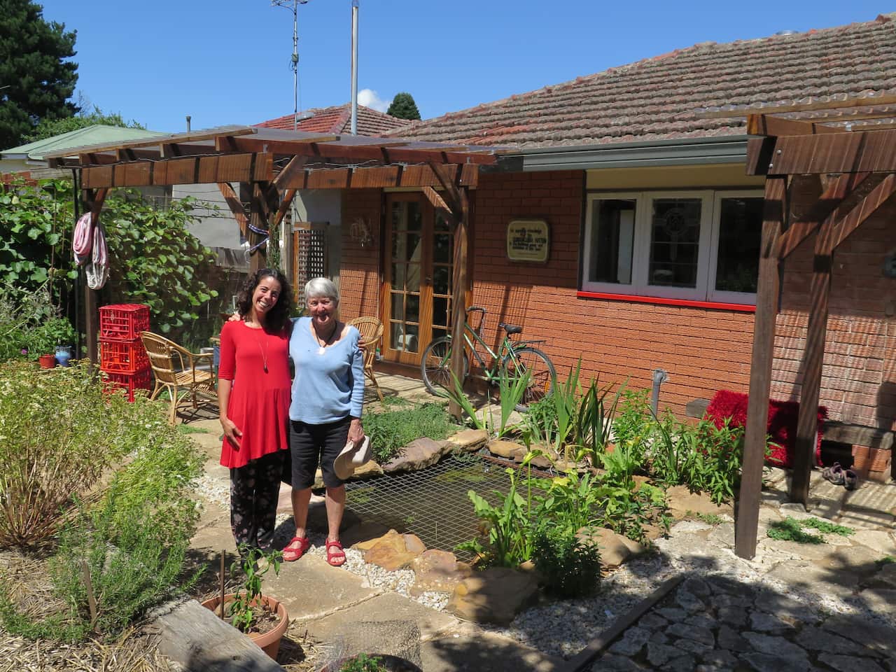Eunice com uma das mulheres mais importantes da área da Permacultura no mundo, Rosemary Morrow, junto à sua ´Permaculture Home´