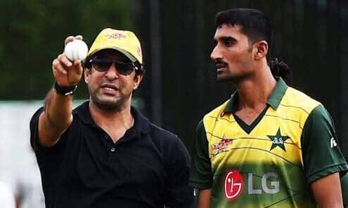 Mohammad Irfan Jr with Pakistani cricketer Wasim Akram.