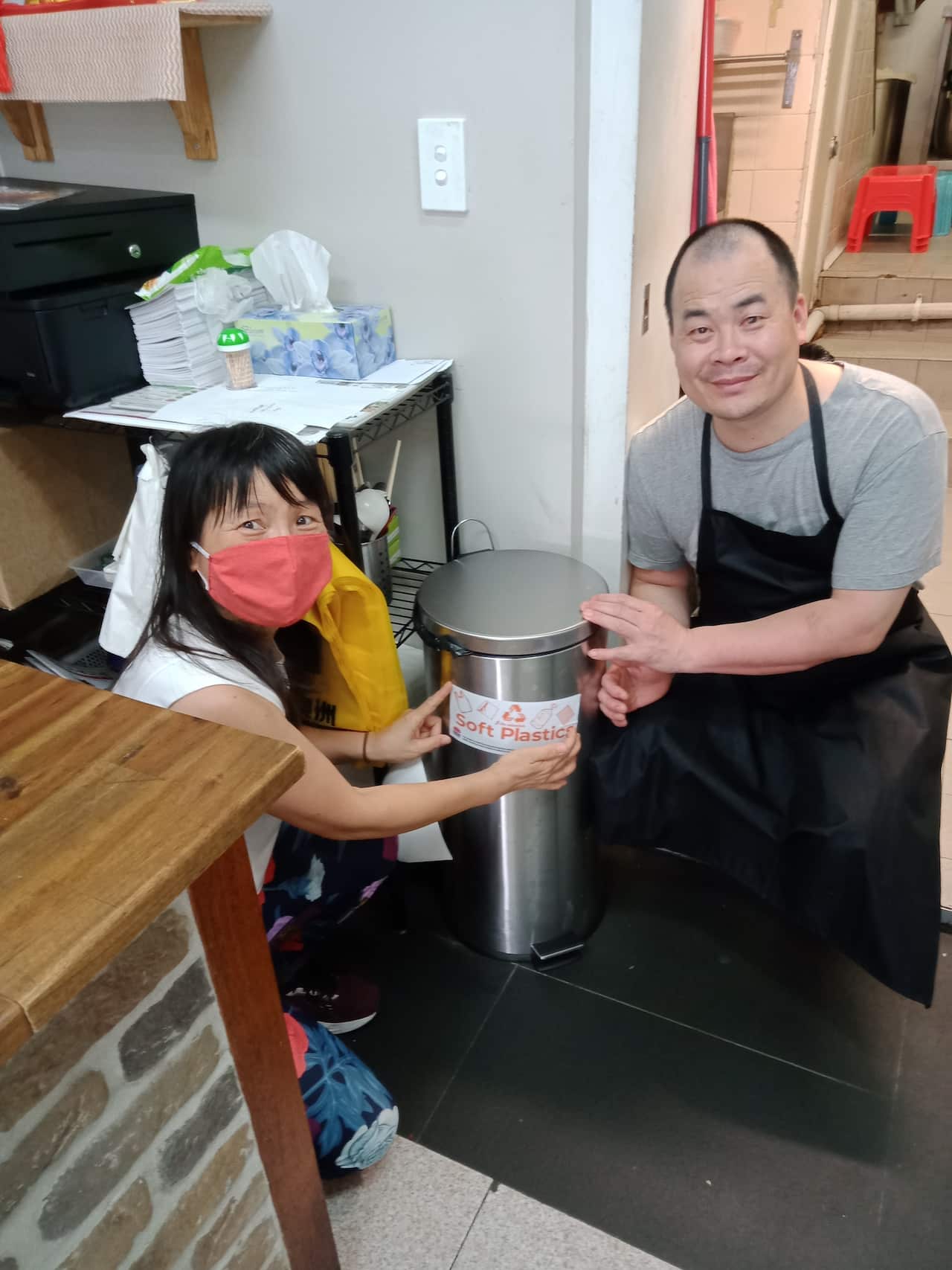 华人餐饮业店主徐勇和新州民族社区理事会普通话主讲人韩文颖。