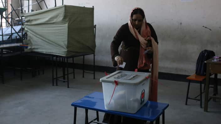 An woman casts her vote at a polling station on the 11th general election day in Dhaka, Bangladesh on December 30, 2018. At least 15 people have been killed in election violence across Bangladesh. (Photo by Rehman Asad/NurPhoto/Sipa USA).
