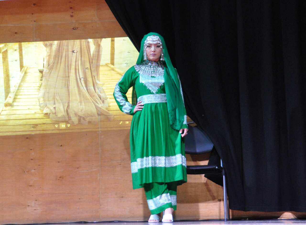 در جشن روز جهانی زن شبکه دوستی زنان هزاره آسترالیا لباس‌های سنتی هزارگی نیز نمایش داده شد.
