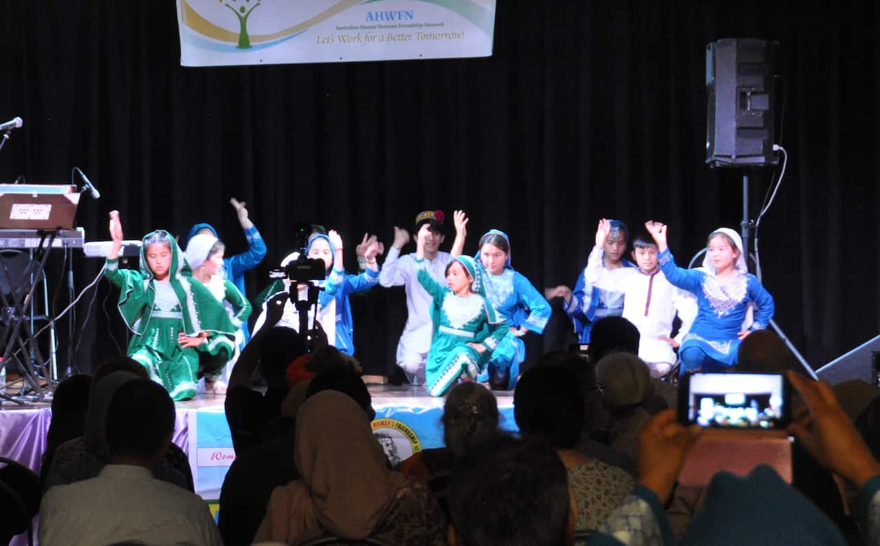 رقص هزارگی توسط انجمن هزاره‌های جیلانگ