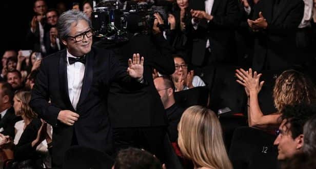 '헤어질 결심'의 박찬욱 감독이 제75회 칸국제영화제 시상식에서 감독상에 호명된 후 무대로 향하고 있다.