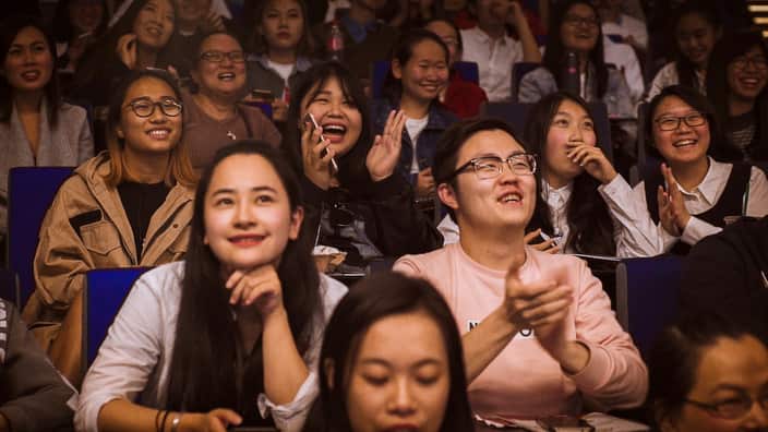 现场观众为辩手精彩表现鼓掌