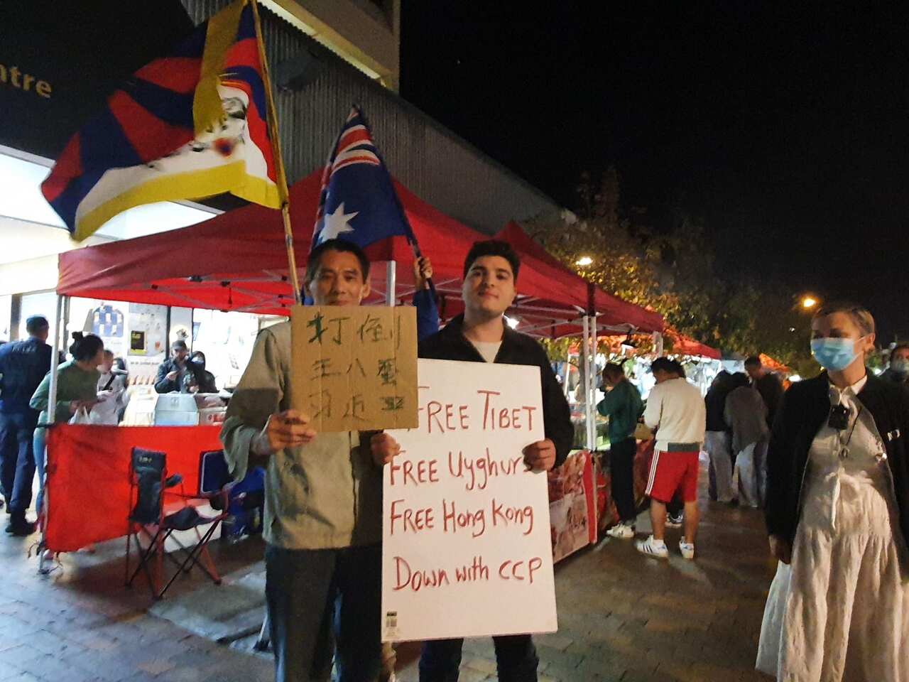 柏樂志昨晚在Eastwood被警方拘捕，當時中國移民張小剛也同樣接到警方指令要離開。