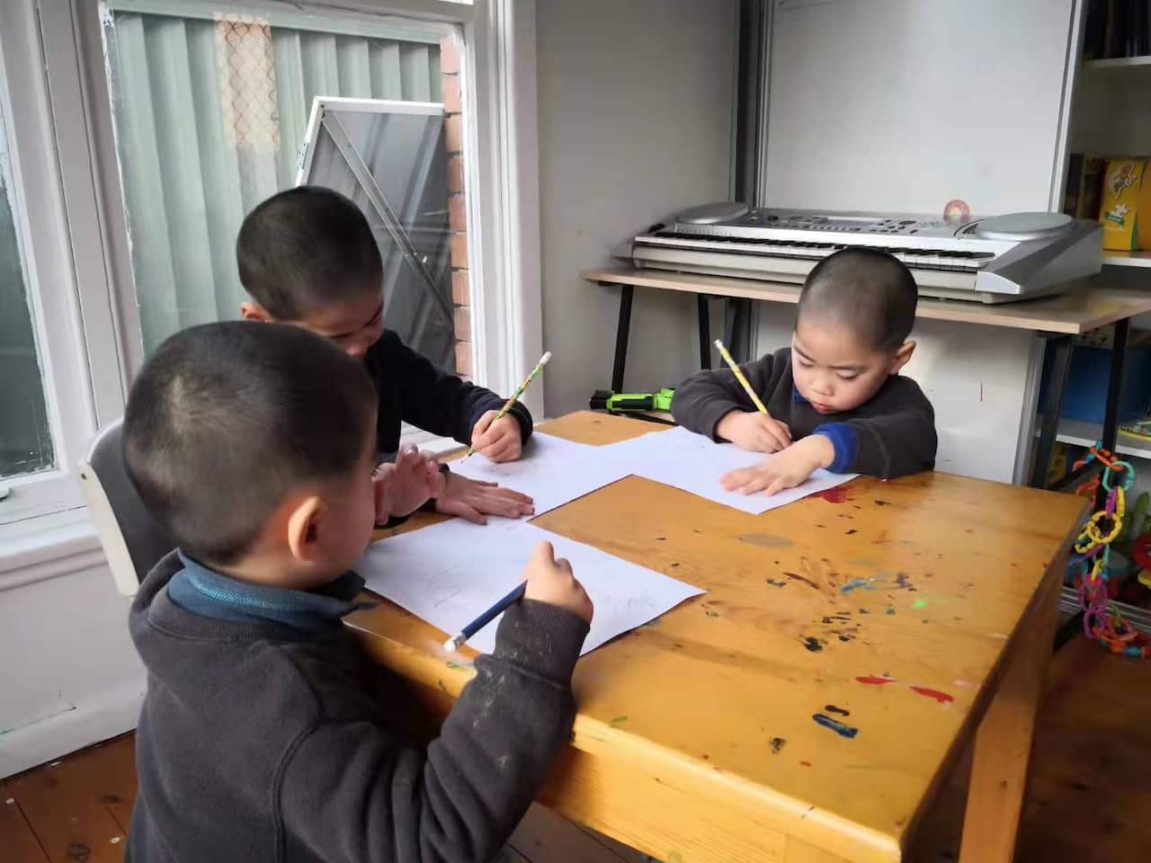 张女士的三个孩子（蒋家三兄弟）一起学习中文。