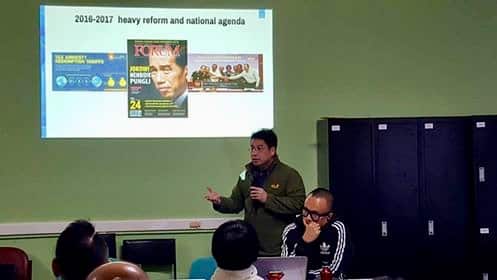 Yongky Susilo (L) speaks on Indonesia's Economic and Business Outlook 2018