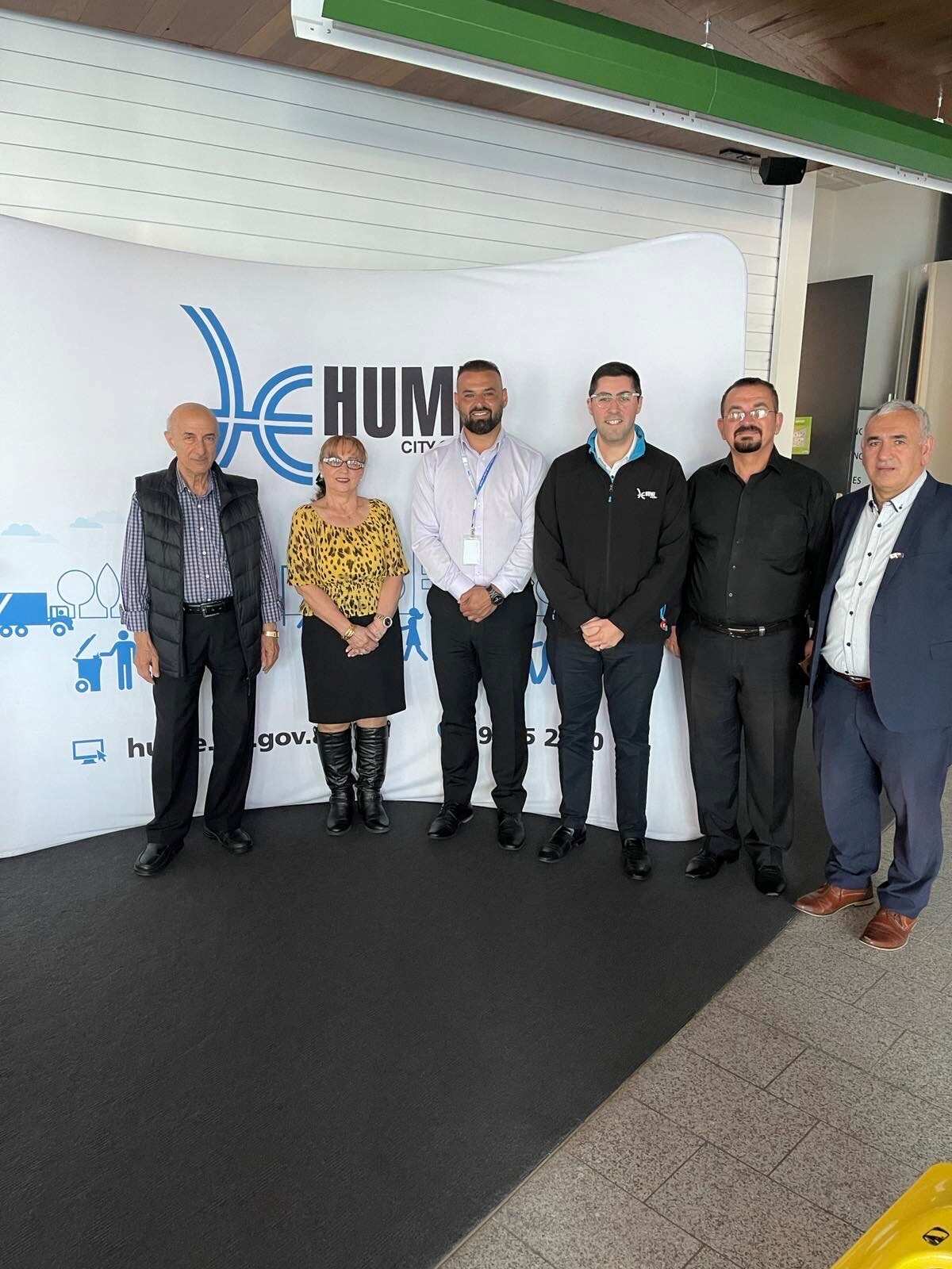 يوحنا مع أعضاء بلدية هيوم في ملبورن