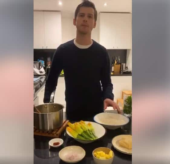 Una delle dirette social di Matteo Zamboni