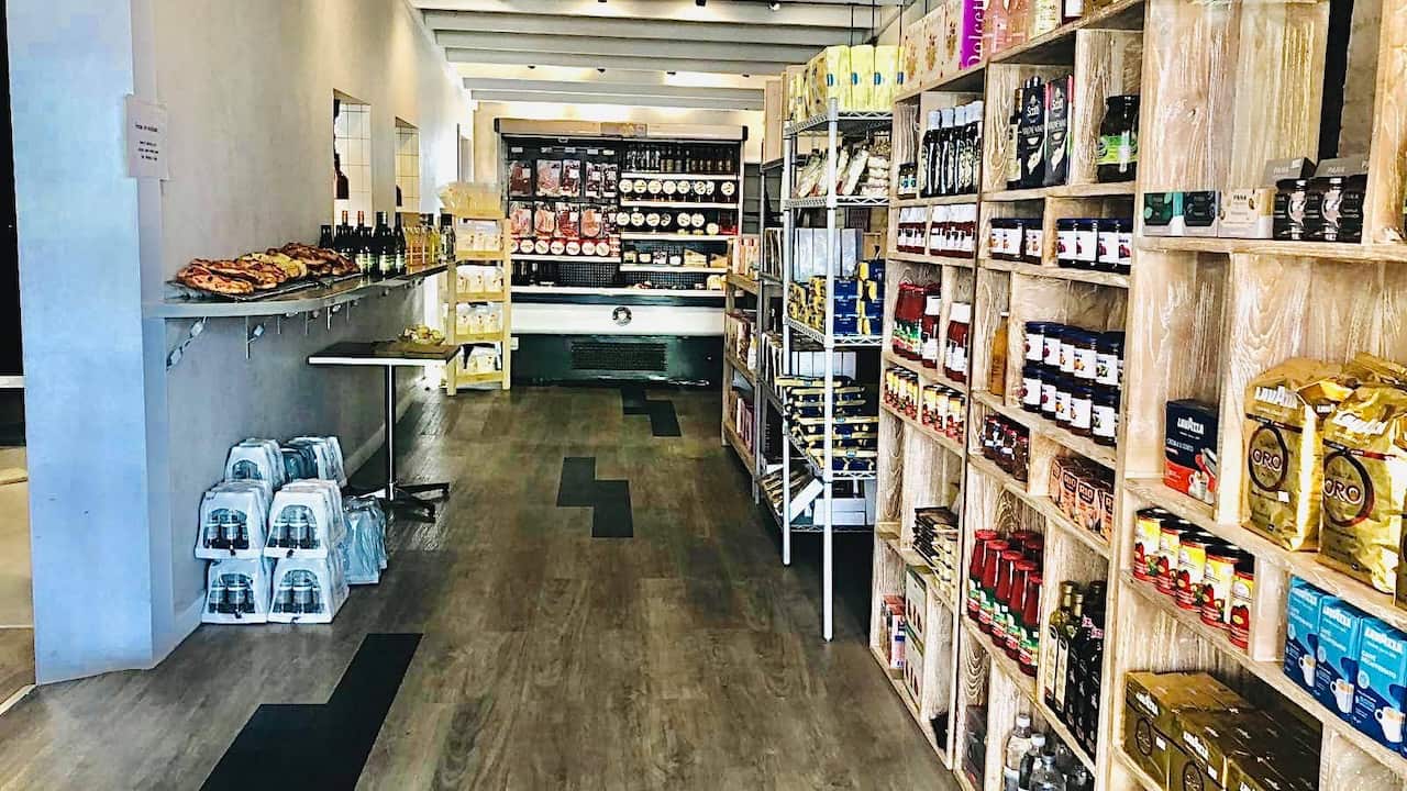 Una pizzeria di St Kilda, a Melbourne, convertita in negozio di alimentari