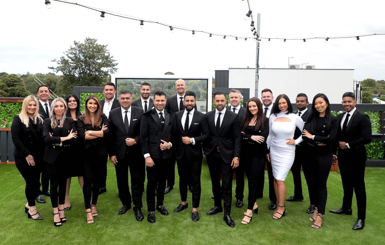 مسیح نشیط (نفر چهارم از سمت راست) به همراه همکاران خود در مشاور املاک زید