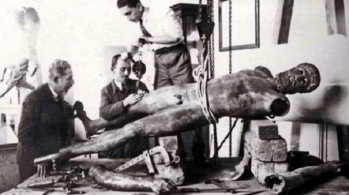 The replica was gifted to the University of Melbourne in 1956 by the Greek Community of Melbourne and Victoria to commemorate the 1956 Melbourne Summer. 