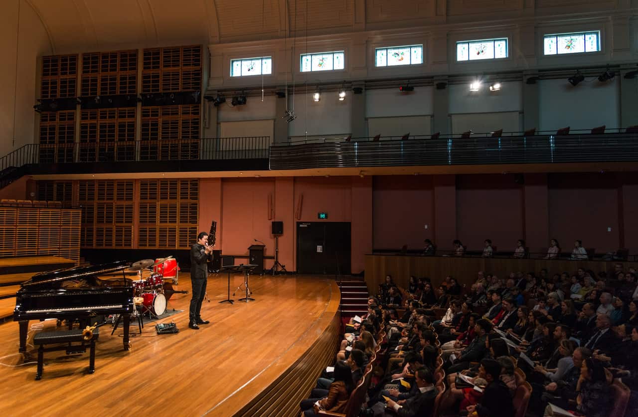 Zhang Meng solo with audience