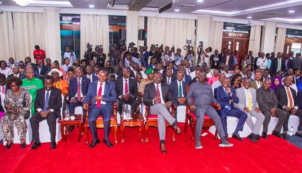 Rais Rutto na Raila Odinga wakiwa pamoja na washirika wao, katika hafla ya kutia saini makubaliano ya kuchangia uongozi.jpg