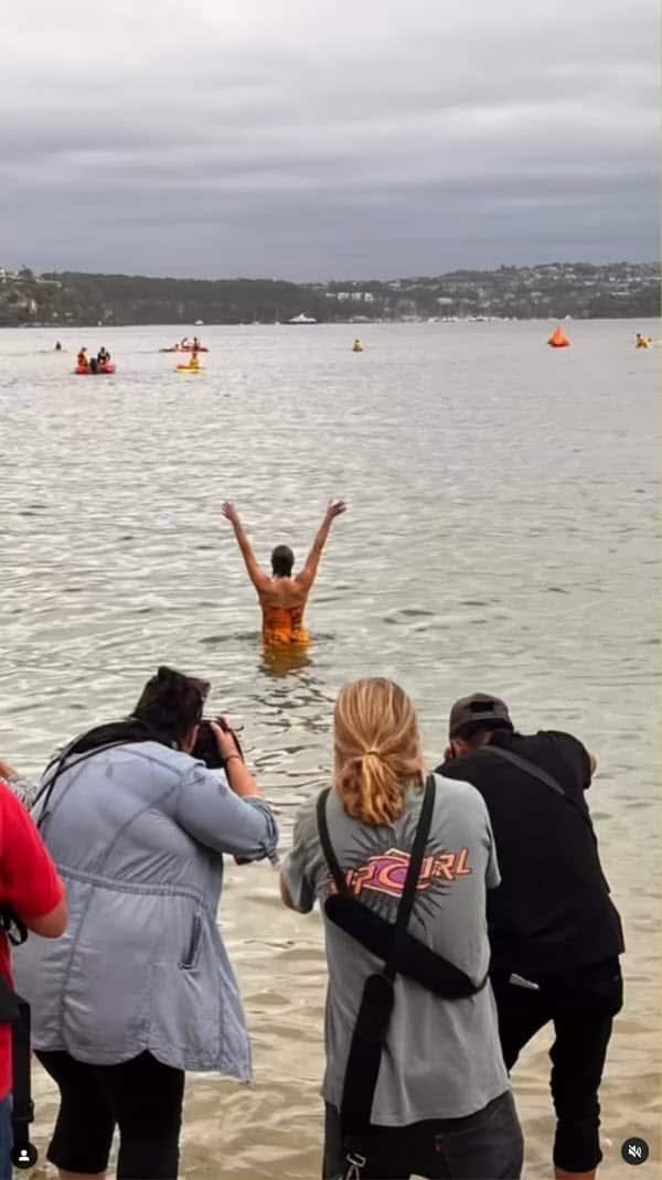 歌手伯吉斯（Casey Burgess）昨日到水中裸泳，吸引傳媒拍攝。