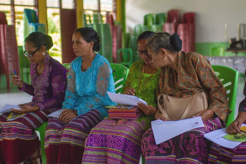 Membru husi kooperativa LO̕UD tuir workshop hodi deside kona-ba Tais haat ne'ebe atu halo fo ba Australia War Memorial.jpg