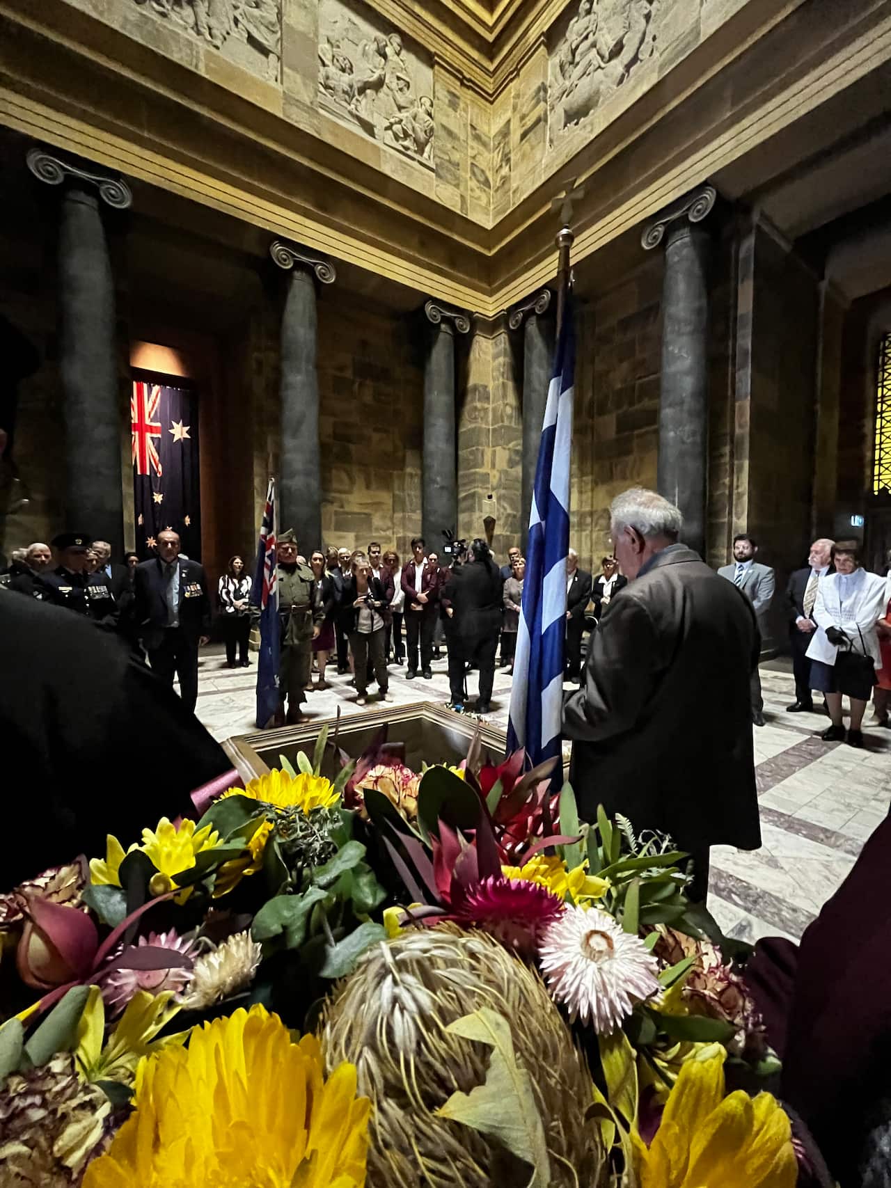 Aντιπροσωπεία του Ελληνικού RSL, επικεφαλής Οργανισμών και Κοινοτήτων και μαθητές και μαθήτριες Ελληνικών σχολείων στο εσωτερικό του μεγαποπρεπούς Shrine of Remembrance 