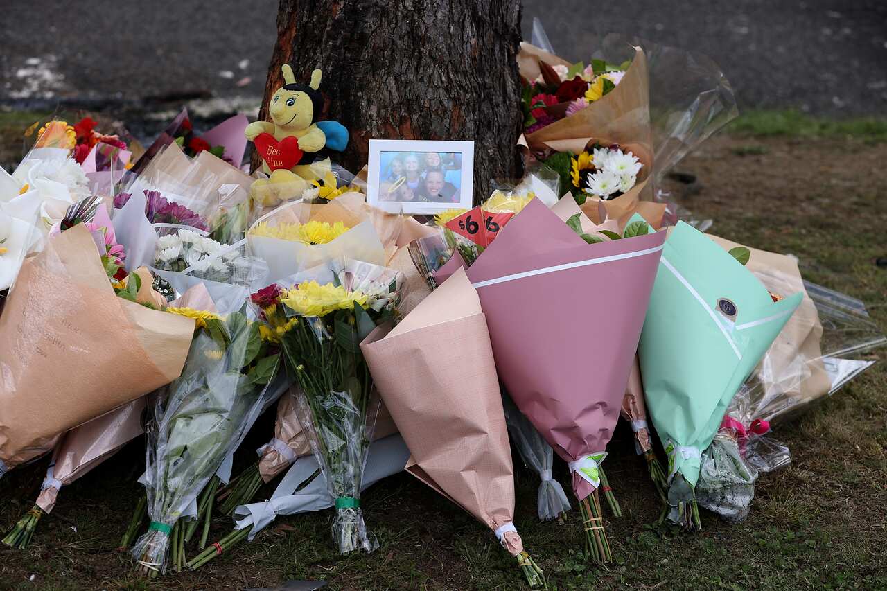 現場親朋好友送上鮮花悼念